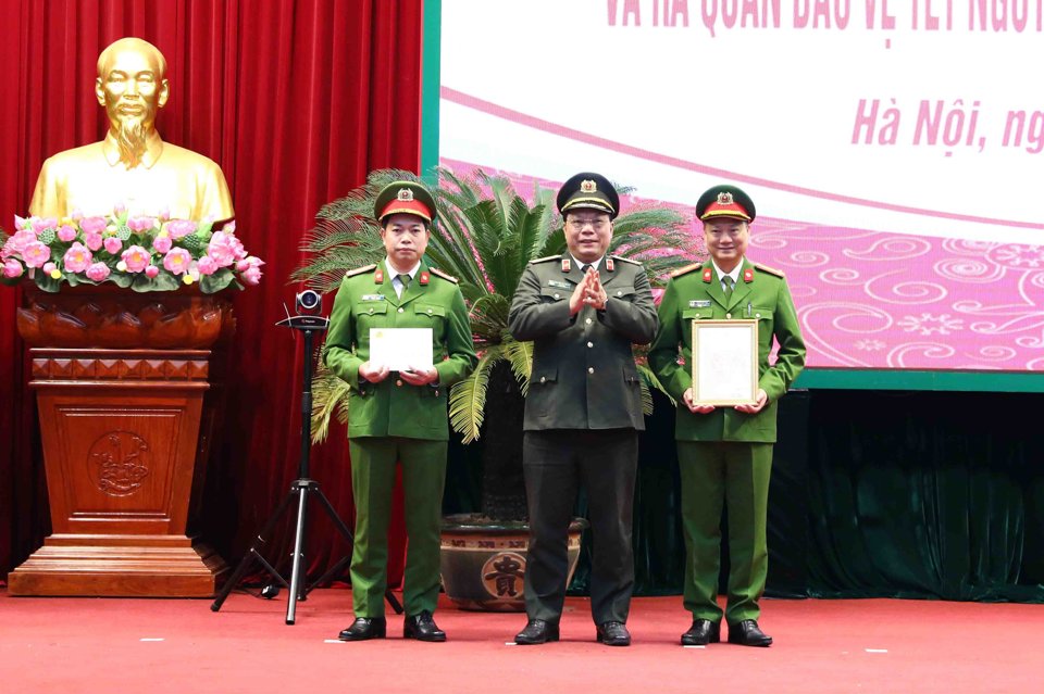 Trung tướng Nguyễn Hải Trung&nbsp;- Gi&aacute;m đốc C&ocirc;ng an TP H&agrave; Nội trao khen thưởng cho tập thể, c&aacute; nh&acirc;n c&oacute; th&agrave;nh t&iacute;ch xuất sắc.
