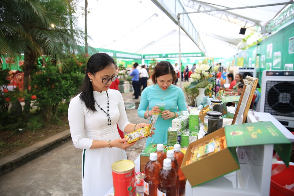Người dân chọn mua hàng tại hội chợ trên địa bàn huyện Sóc Sơn. Ảnh: Phạm Hùng