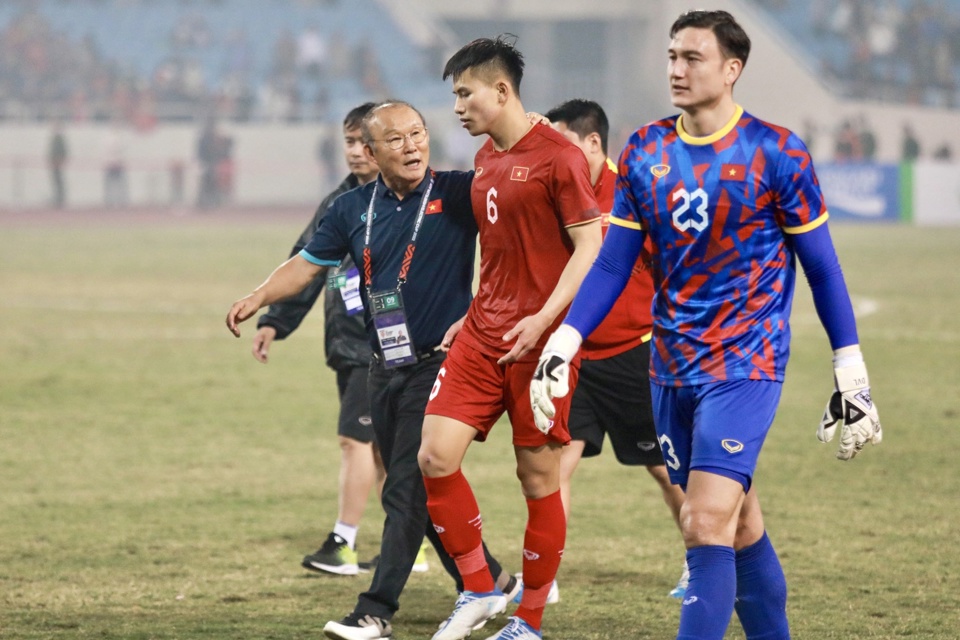 HLV Park Hang-seo với các cầu thủ đội tuyển Việt Nam. Ảnh: Đậu Tiến Đạt