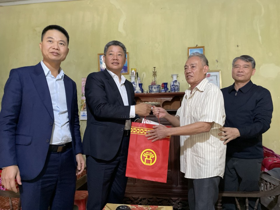 Ph&oacute; Chủ tịch UBND TP H&agrave; Nội Nguyễn Mạnh Quyền thăm hỏi, tặng qu&agrave; &ocirc;ng Nguyễn Văn Kể