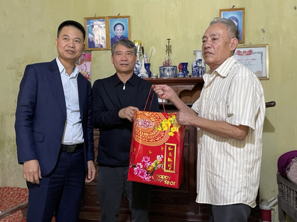 L&atilde;nh đạo huyện Ph&uacute; Xuy&ecirc;n trao tặng qu&agrave; Tết cho &ocirc;ng Nguyễn Văn Kể &nbsp;
