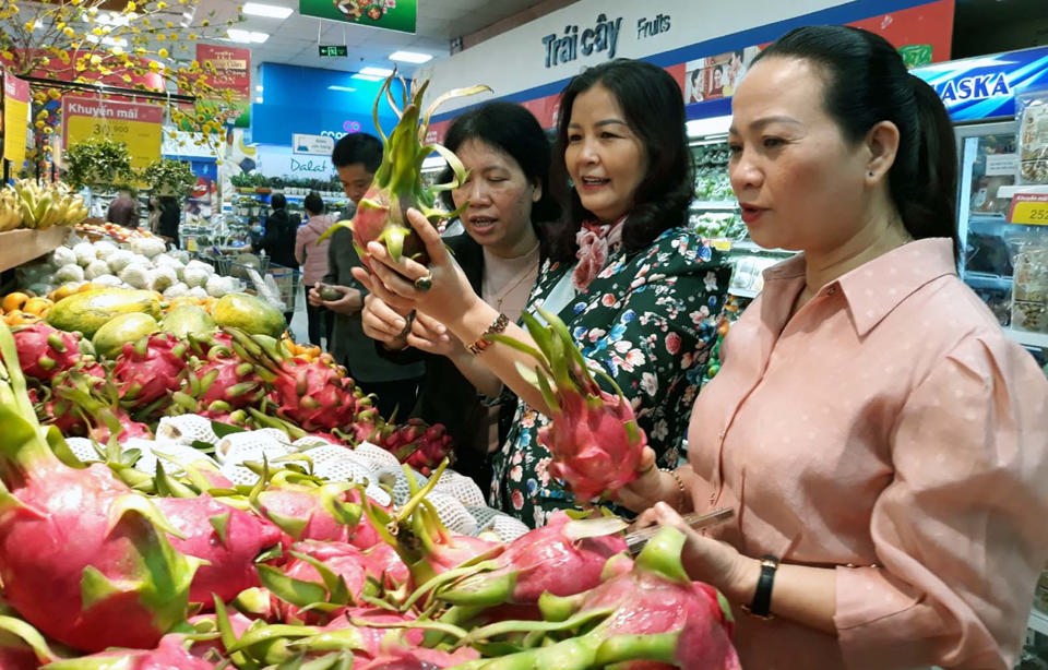 Đo&agrave;n kiểm tra chất lượng, vệ sinh an to&agrave;n thực phẩm h&agrave;ng phục vụ Tết tại si&ecirc;u thị Co.op Mart H&agrave; Đ&ocirc;ng. Ảnh: Ho&agrave;i Nam