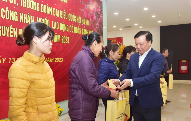 Bí letter Thà 委員会 Hà Noi Dinh Tien Dung は、Tet Festival で các family cình có hoàn scene khó タオル trên location bàn Gia Lâm 地区に寄付しました。