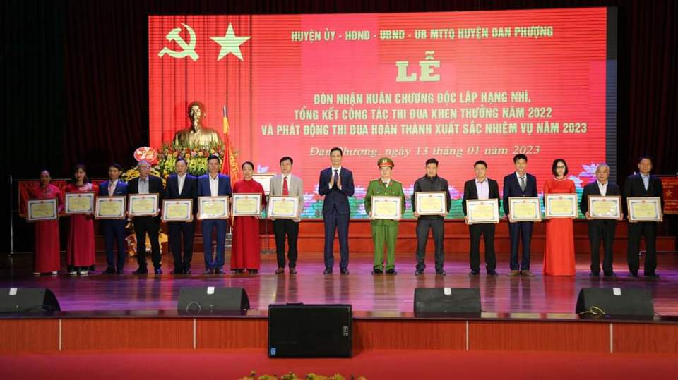 Chủ tịch UBND huyện Đan Phượng L&ecirc; Thanh Nam trao khen thưởng cho c&aacute;c tập thể, c&aacute; nh&acirc;n c&oacute; th&agrave;nh t&iacute;ch xuất sắc.
