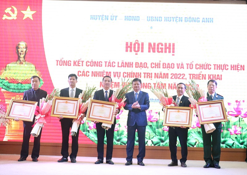 Chủ tịch UBND huyện Đ&ocirc;ng Anh Nguyễn Xu&acirc;n Linh (thứ ba từ tr&aacute;i sang) nhận Bằng khen của Thủ tướng Ch&iacute;nh phủ.