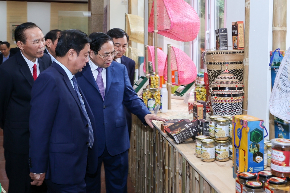 Thủ tướng thăm quan gian hàng giới thiệu về sản phẩm của nông nghiệp - Ảnh: VGP/Nhật Bắc  