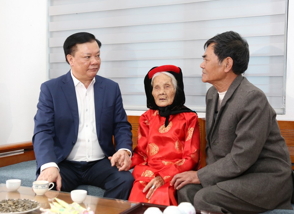 Bí letter Thà Hà 委員会 Noi Dinh Tien Dung, chúc Tet Bà ベトナム人の母 Anh hùng Bùi Thi Nhuan (ザー ダン シャー、ザー ラム地区) の訪問。