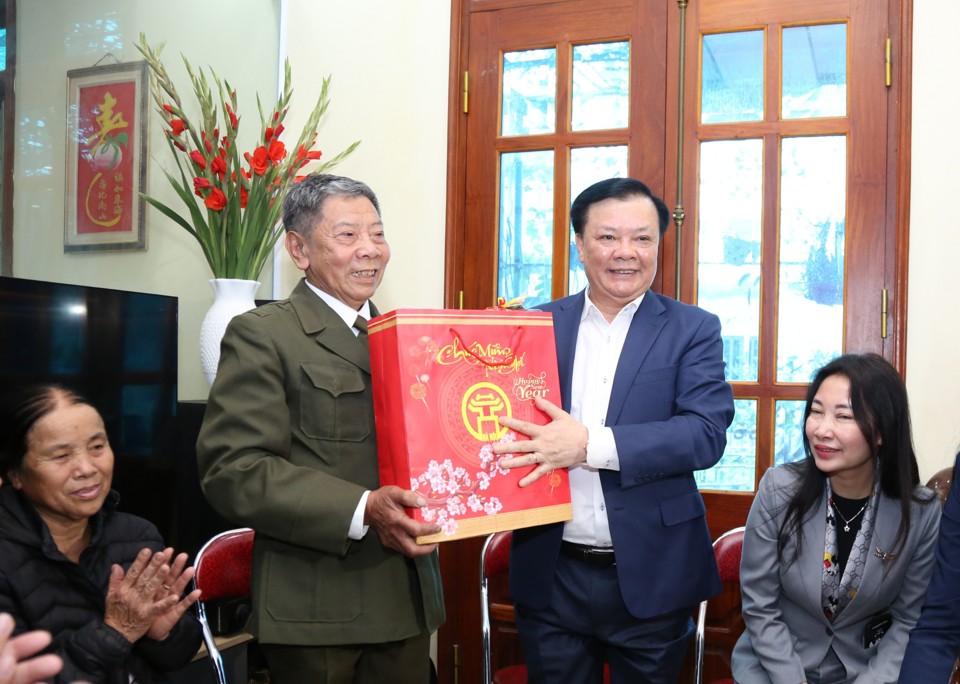 Bí letter Thà 委員会 Hà Noi Dinh Tien Dung が訪れ、chúc Tet、quà Gia ddính ong Nguyen Huu Lai、4/4 負傷兵 (Xã Dang Xá、Gia Lâm 地区) を寄付しました。
