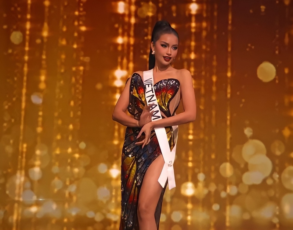 Ngọc Châu gây bão mạng với màn catwalk hoa sen tại Hoa hậu Hoàn vũ 2022 - Ảnh 1