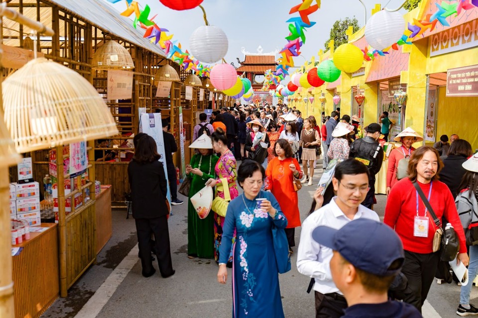 Đo&agrave;n Đại biểu v&agrave; du kh&aacute;ch trải nghiệm c&aacute;c hoạt động tại hội chợ Happy Tết. Ảnh: Đ&igrave;nh T&ugrave;ng.