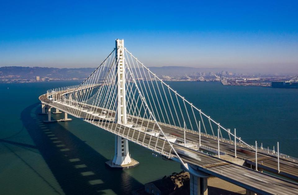 Cầu qua vịnh San Francisco - Oakland, kh&aacute;nh th&agrave;nh năm 1936 v&agrave; c&oacute; tổng chiều d&agrave;i hơn 13,4 km. Ảnh: Businesswire