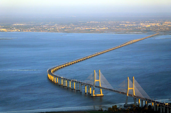 Cầu Vasco Da Gama l&agrave; tuyến giao th&ocirc;ng trọng yếu kết nối hai miền Nam - Bắc của Bồ Đ&agrave;o Nha. Ảnh: Orangesmile.com
