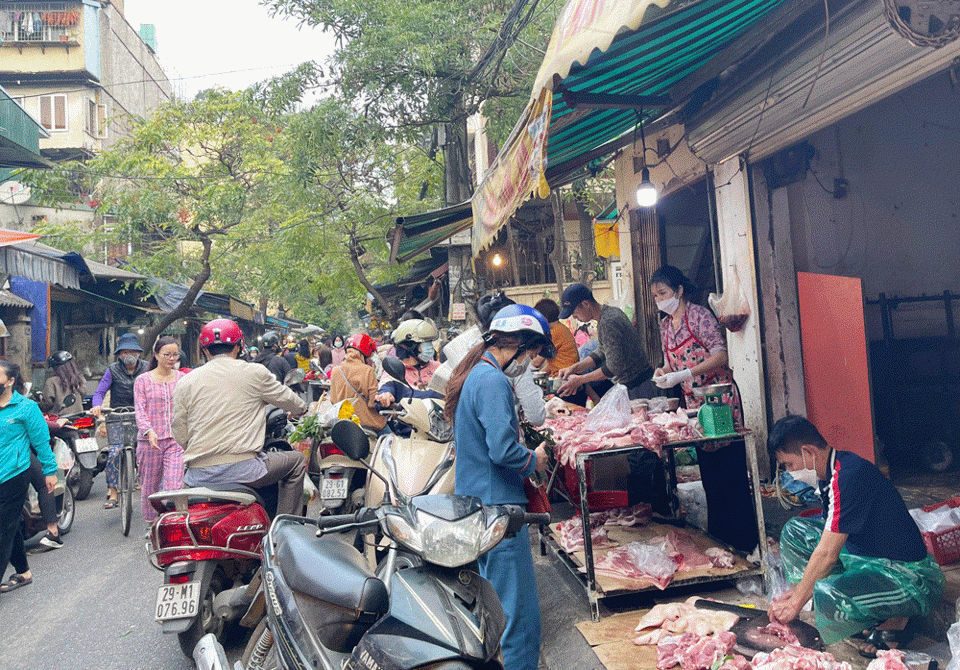 Chợ Thanh Xu&acirc;n Bắc đ&ocirc;ng người mua b&aacute;n tại c&aacute;c h&agrave;ng thịt lợn.