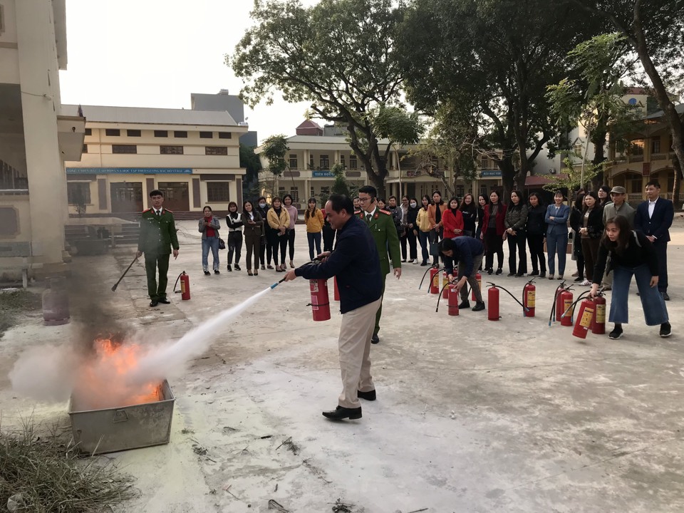 C&ocirc;ng an huyện Thường T&iacute;n hướng dẫn người d&acirc;n c&aacute;ch sử dụng c&aacute;c phương tiện chữa ch&aacute;y tại chỗ. &nbsp;