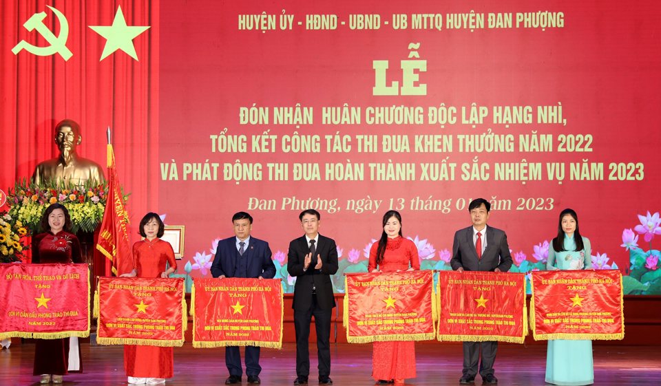 Ph&oacute; Chủ tịch UBND TP Nguyễn Trọng Đ&ocirc;ng trao Cờ thi đua xuất sắc cho c&aacute;c đơn vị.