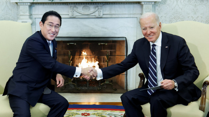 Tổng thống Hoa Kỳ Joe Biden bắt tay với Thủ tướng Nhật Bản Fumio Kishida trong cuộc gặp song phương tại Nh&agrave; Trắng ở Washington, Mỹ, ng&agrave;y 13/ 1/ 2023. Nguồn: Reuters