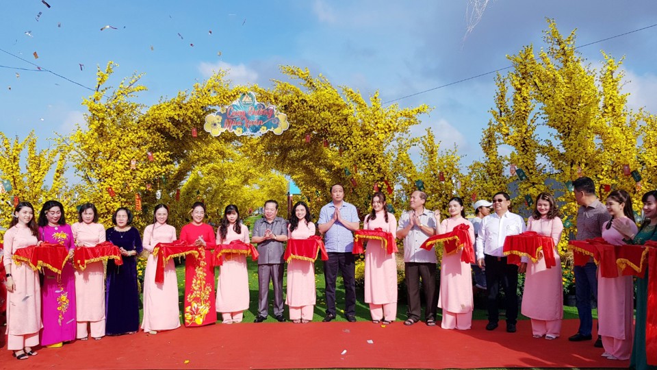 &Ocirc;ng Mai Văn Huỳnh, Ph&oacute; B&iacute; thư Tỉnh ủy Ki&ecirc;n Giang v&agrave; &ocirc;ng L&acirc;m Minh Th&agrave;nh, Chủ tịch UBND tỉnh Ki&ecirc;n Giang cắt băng khai trương đường hoa. Ảnh: CTV