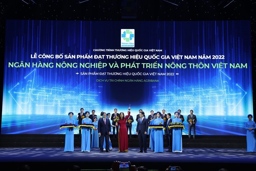 Đại diện Agribank nhận &ldquo;Thương hiệu Quốc gia Việt Nam năm 2022&rdquo;