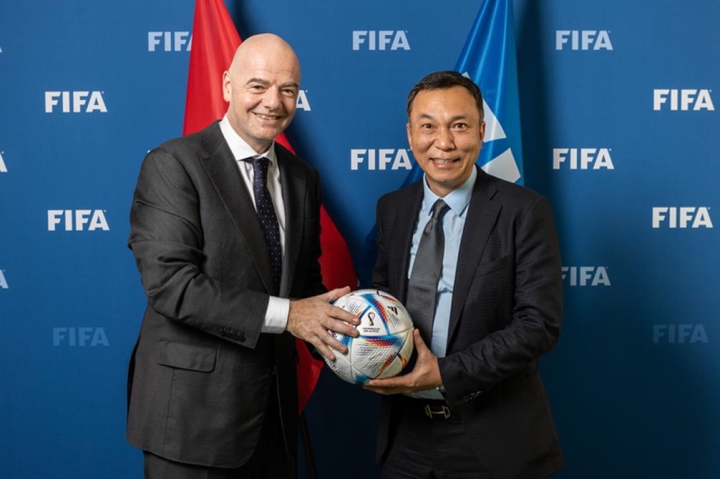 Chủ tịch FIFA Gianni Infantino&nbsp;trao c&uacute;p cho đội tuyển v&ocirc; địch AFF Cup 2022