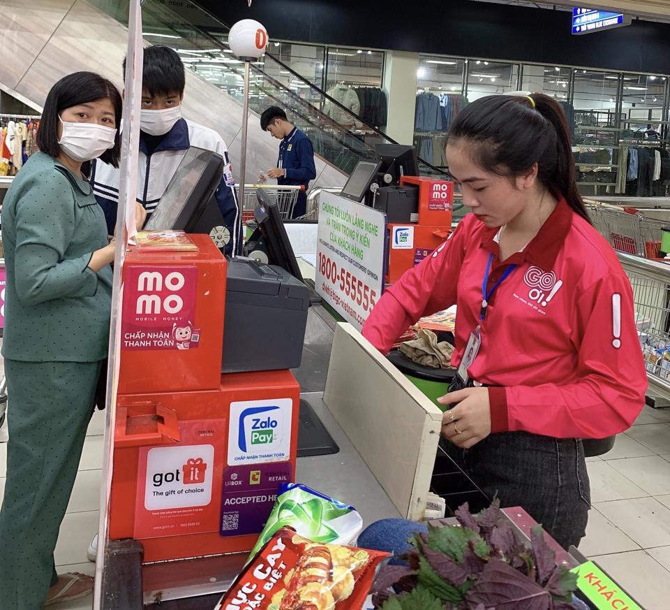 Sinh viên trường Cao đẳng Thương mại và Du lịch Hà Nội đang làm thêm công việc thu ngân tại một siêu thị. Ảnh: Trần Oanh