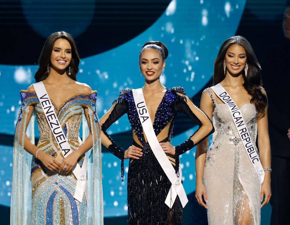 Top 3 th&iacute; sinh xuất sắc nhất Miss Universe 2022 gồm: Cộng h&ograve;a Dominica, Mỹ v&agrave; Venezuela.&nbsp;Mỗi người sẽ trả lời c&ugrave;ng một c&acirc;u hỏi từ ban gi&aacute;m khảo trong 30 gi&acirc;y. C&aacute;c th&iacute; sinh được ph&aacute;t tai nghe c&aacute;ch &acirc;m để kh&ocirc;ng nghe thấy c&acirc;u hỏi của người kh&aacute;c.