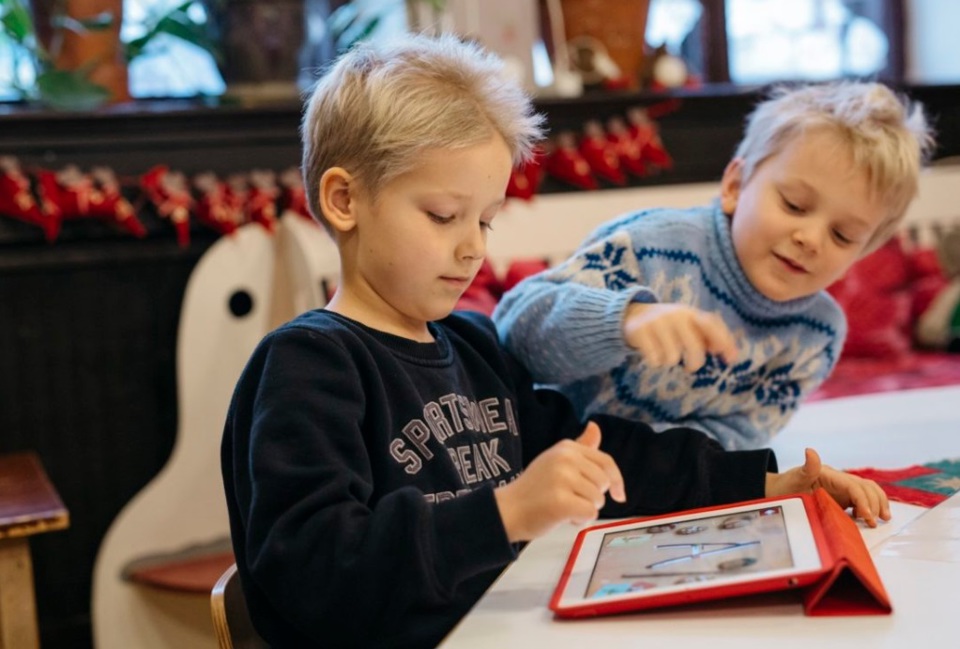 Trẻ mẫu giáo ở Phần Lan học sử dụng Ipad ở trường.