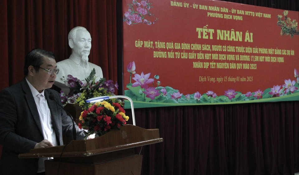 &Ocirc;ng Nguyễn Việt Trung - Chủ tịch UBND phường Dịch Vọng ph&aacute;t biểu tại buổi lễ.
