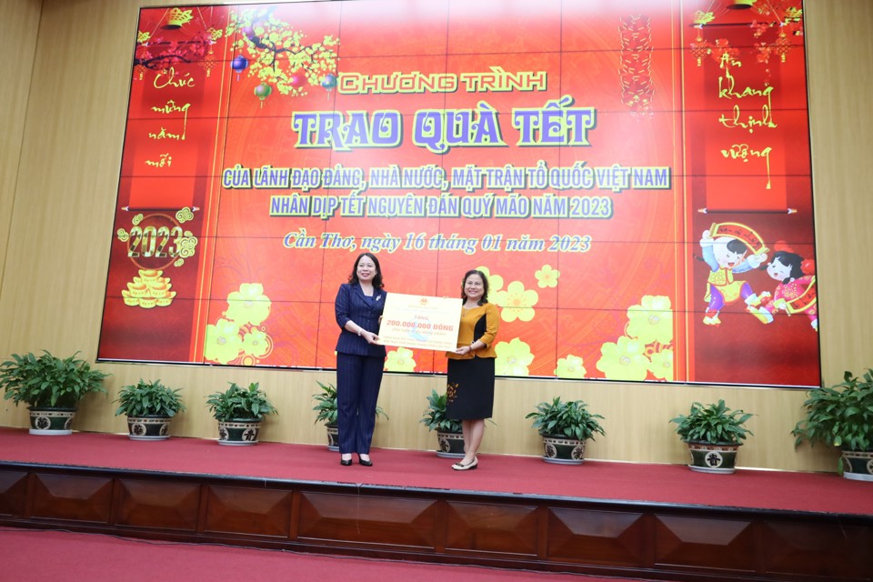 Phó Chủ tịch nước Võ Thị Ánh Xuân tặng quà Tết tại Cần Thơ - Ảnh 1