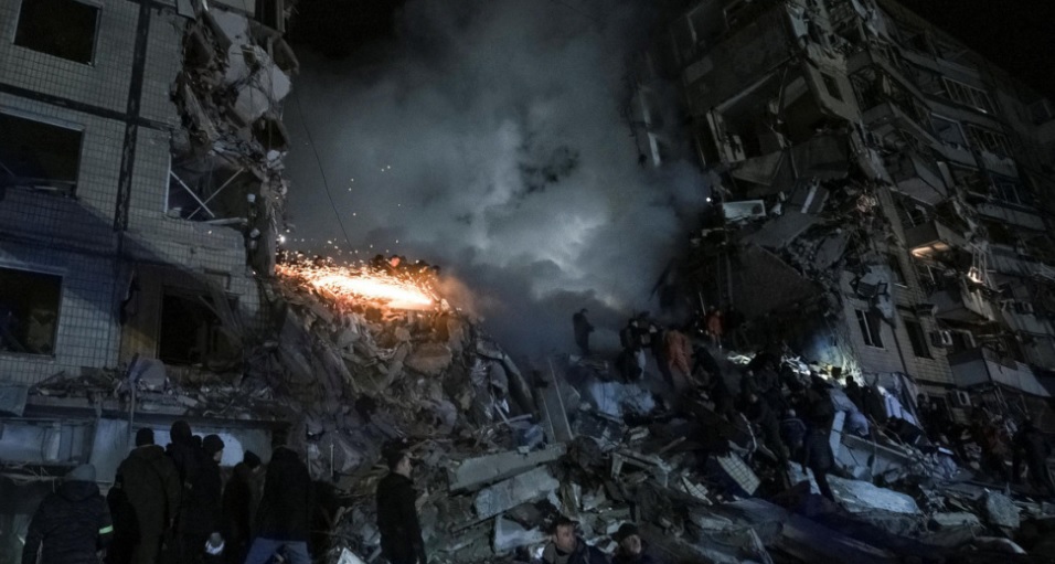 Hiện trường đổ n&aacute;t của khu chung cư bị tấn c&ocirc;ng tại Ukraine. Ảnh: Reuters