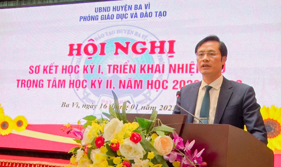 Trưởng ph&ograve;ng GD&amp;ĐT huyện Ba V&igrave; Ph&ugrave;ng Ngọc Oanh ph&aacute;t biểu tại hội nghị. Ảnh: Hồng Đạt.