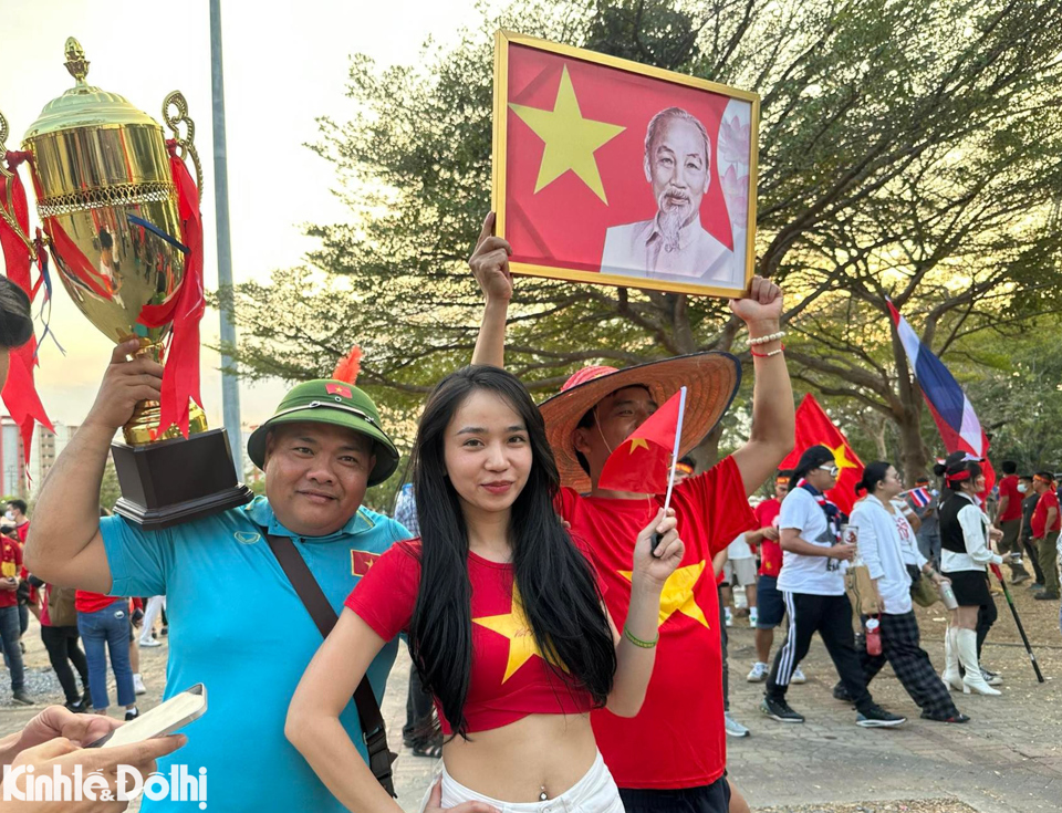 Nhiều cổ động vi&ecirc;n đ&atilde; mang cả cup tượng trưng để hi vọng được ăn mừng chiến thắng của tuyển Việt Nam trước tuyển Th&aacute;i Lan.