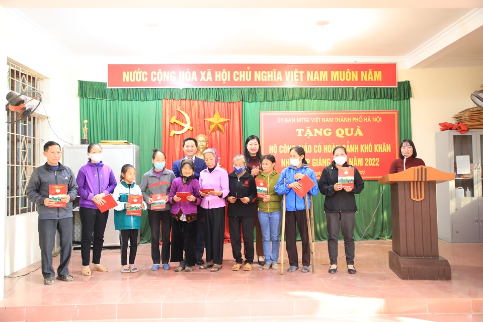 Chủ tịch Ủy ban MTTQ Việt Nam TP Hà Nội Nguyễn Lan Hương trao quà cho các hộ công giáo có hoàn cảnh khó khăn nhân dịp Giáng sinh năm 2022.