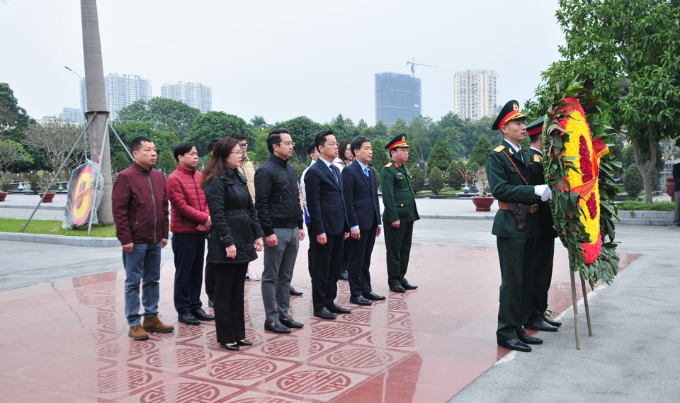 Đo&agrave;n đại biểu quận Ho&agrave;n Kiếm do B&iacute; thư Quận ủy, Chủ tịch HĐND quận Ho&agrave;n Kiếm Vũ Đăng Định dẫn đầu d&acirc;ng hương tưởng niệm c&aacute;c anh h&ugrave;ng liệt sỹ tại Nghĩa trang&nbsp; Mai Dịch