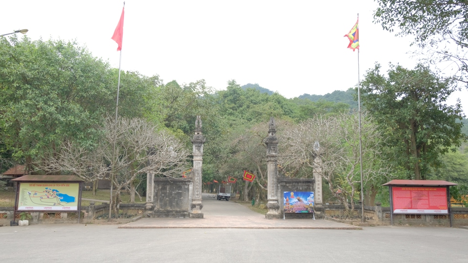 Cổng ch&iacute;nh dẫn v&agrave;o đền S&oacute;c. Ảnh: L&acirc;m Nguyễn.