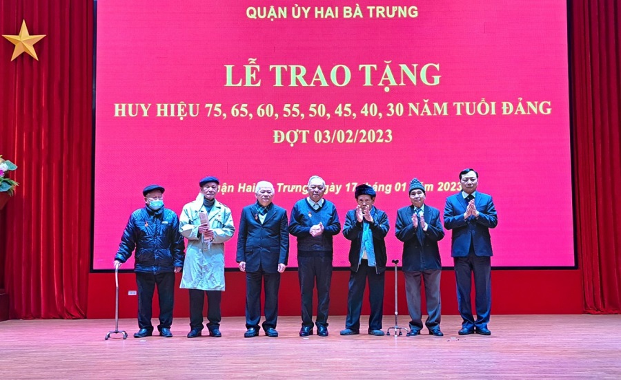 B&iacute; thư Quận ủy Hai B&agrave; Trưng Nguyễn Văn Nam trao Huy hiệu 60 năm tuổi Đảng cho c&aacute;c đảng vi&ecirc;n&nbsp;