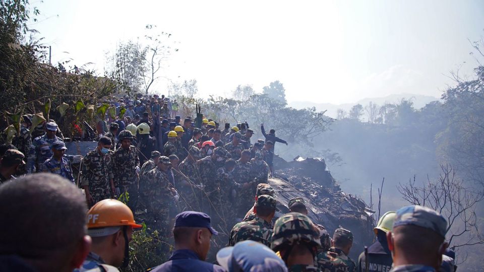 Lực lượng cứu hộ tại hiện trường vụ tai nạn h&ocirc;m 16/1. Ảnh: CNN