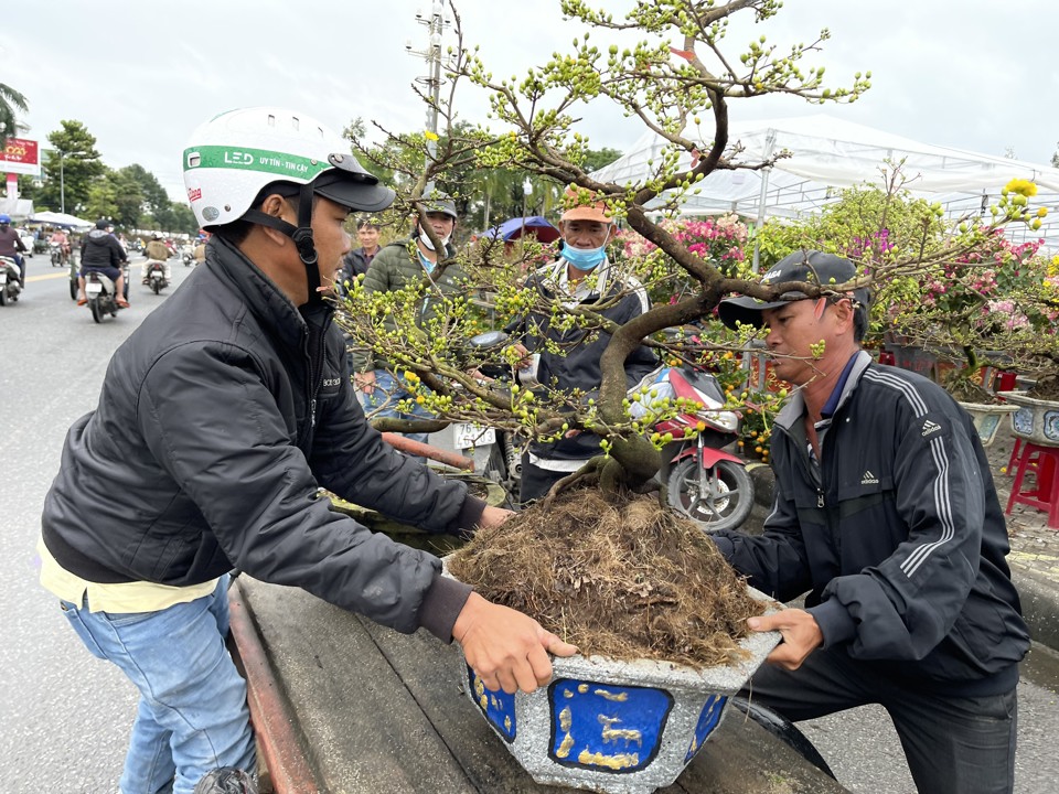 Một v&agrave;i kh&aacute;ch h&agrave;ng mua hoa về biếu, tặng.