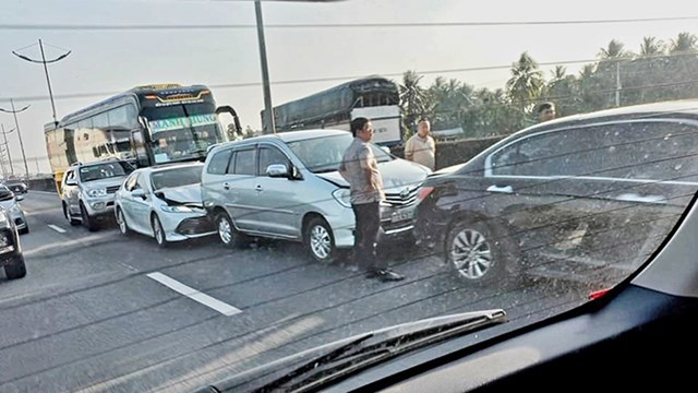 Tai nạn giao thông hôm nay (18/1/2023): Tai nạn liên hoàn trên cao tốc - Ảnh 1