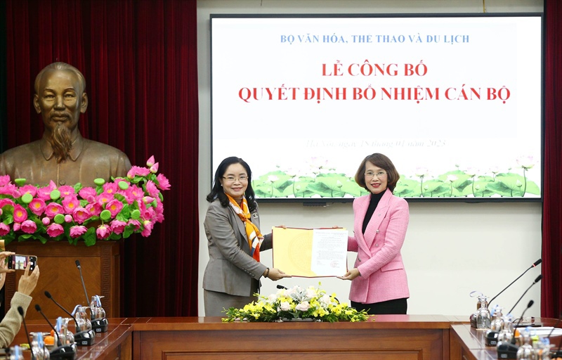 Thứ trưởng Trịnh Thị Thủy trao quyết định điều động,&nbsp;bổ nhiệm chức vụ Vụ trưởng Vụ Thư viện cho b&agrave; Kiều Th&uacute;y Nga