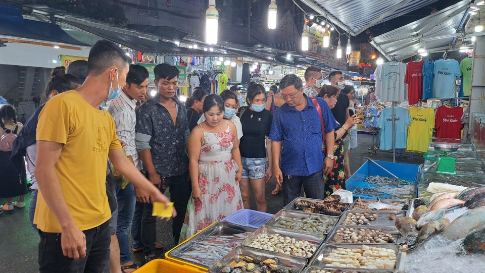 Du kh&aacute;ch lựa chọn hải sản tại Chợ đ&ecirc;m Ph&uacute; Quốc. Ảnh Hữu Tuấn