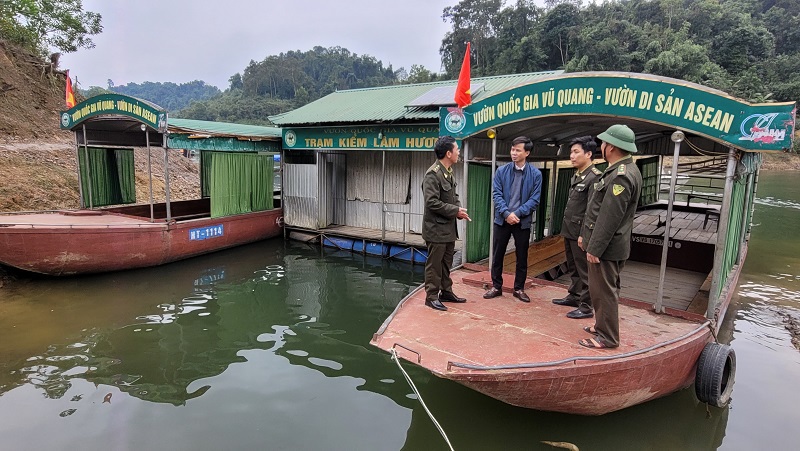 Vườn Quốc gia Vũ Quang tuần tra, bảo vệ rừng trong khu vực l&ograve;ng hồ Ng&agrave;n Trươi dịp cận tết