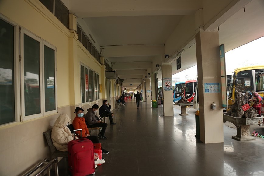 Hà Nội: Bến xe thưa thớt hành khách trước kỳ nghỉ Tết - Ảnh 10