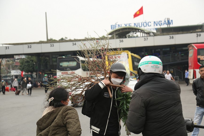 Hà Nội: Bến xe thưa thớt hành khách trước kỳ nghỉ Tết - Ảnh 15