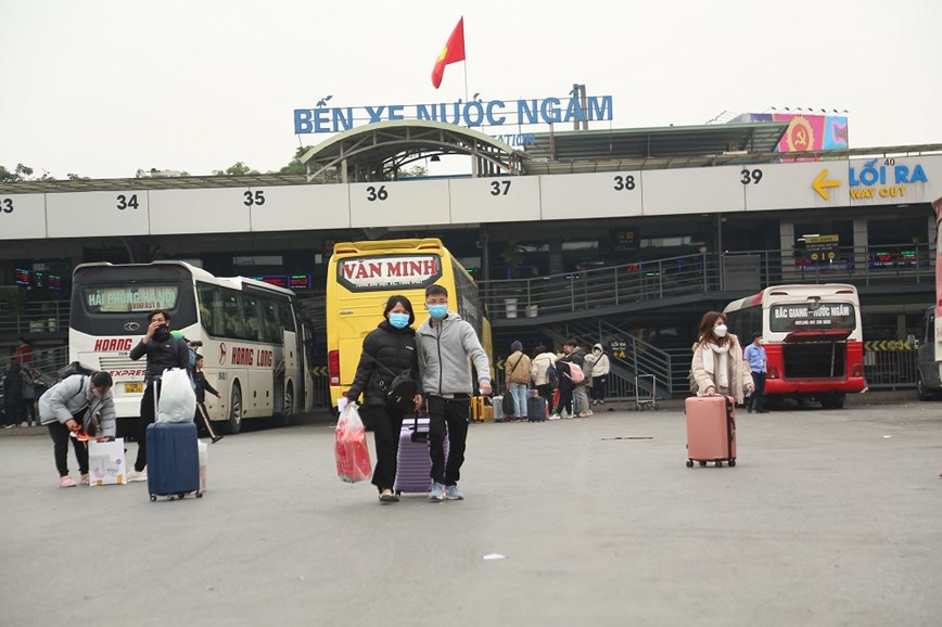 Hà Nội: Bến xe thưa thớt hành khách trước kỳ nghỉ Tết - Ảnh 13