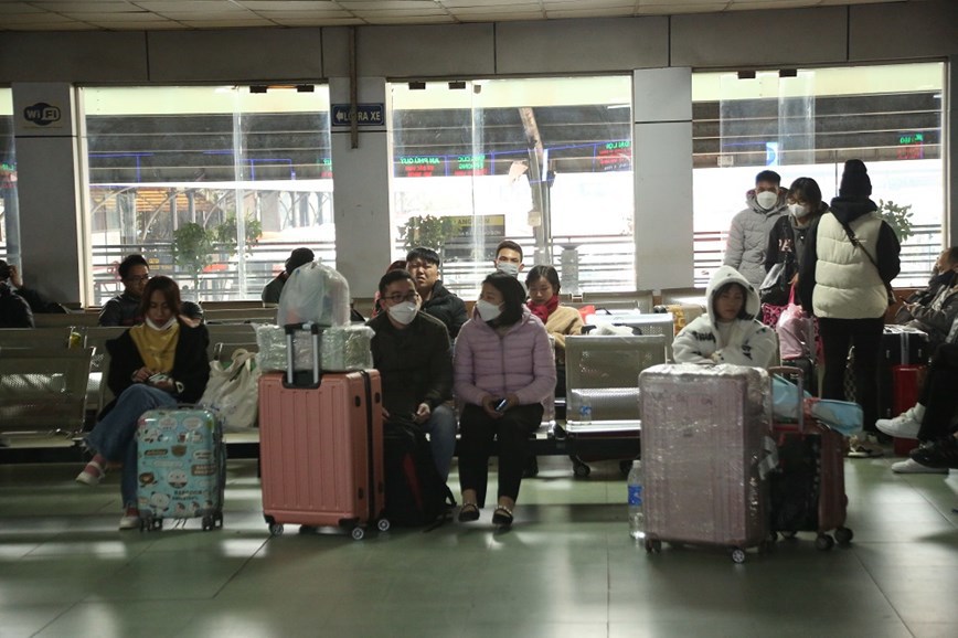 Hà Nội: Bến xe thưa thớt hành khách trước kỳ nghỉ Tết - Ảnh 8