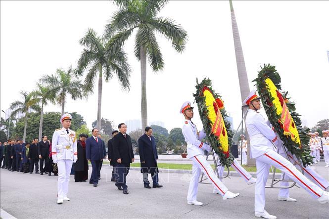 L&atilde;nh đạo Đảng, Nh&agrave; nước d&acirc;ng hương tưởng niệm c&aacute;c vị tiền bối c&aacute;ch mạng v&agrave; c&aacute;c Anh h&ugrave;ng liệt sỹ.