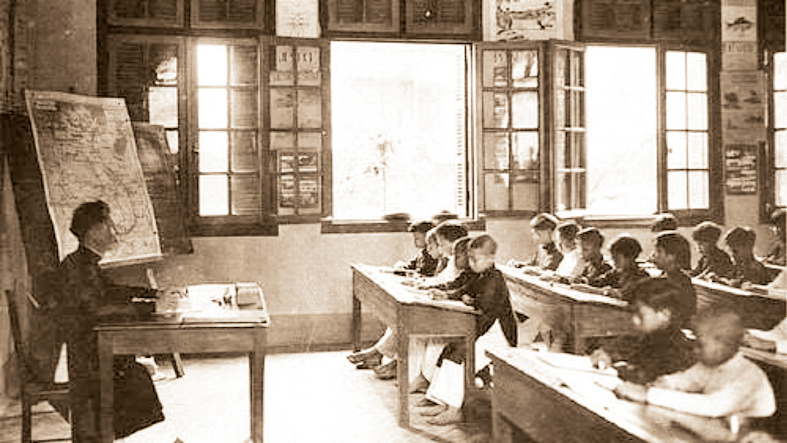 Lớp học đầu thế kỷ XX, học sinh được học chữ quốc ngữ. Ảnh tư liệu