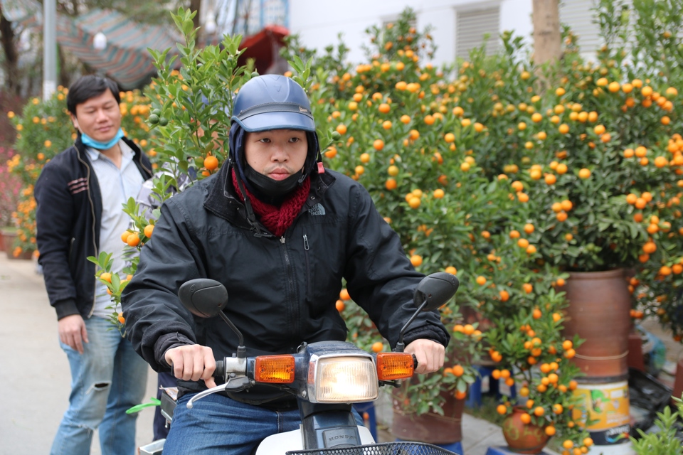 &ldquo;T&ocirc;i kh&ocirc;ng h&eacute;t gi&aacute; qu&aacute; cao, cũng kh&ocirc;ng phải b&aacute;n tống, b&aacute;n th&aacute;o, kh&ocirc;ng phải b&aacute;n qu&aacute; rẻ, kh&aacute;ch cứ trả gi&aacute; ph&ugrave; hợp l&agrave; t&ocirc;i để c&agrave;nh, để c&acirc;y cho kh&aacute;ch rồi. Nhờ vậy m&agrave; hai h&ocirc;m nay, t&ocirc;i b&aacute;n rất chạy, phục vụ kh&aacute;ch h&agrave;ng lu&ocirc;n ch&acirc;n, lu&ocirc;n tay&rdquo;, anh Trường chia sẻ.