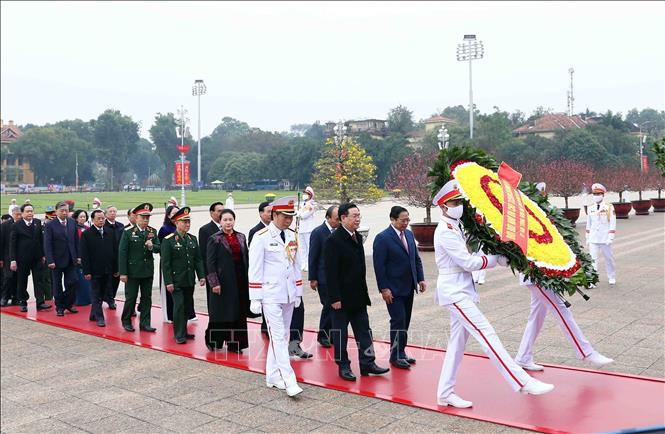 C&aacute;c đồng ch&iacute; l&atilde;nh đạo, nguy&ecirc;n l&atilde;nh đạo Đảng, Nh&agrave; nước, Mặt trận Tổ quốc Việt Nam v&agrave;o Lăng viếng Chủ tịch Hồ Ch&iacute; Minh.