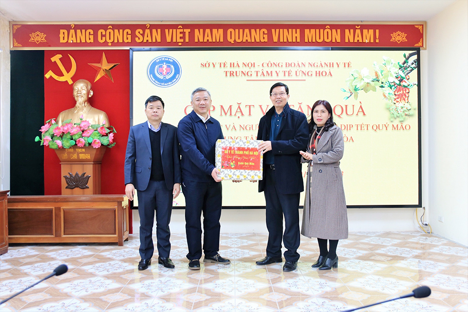TS Trần Văn Chung - Ph&oacute; Gi&aacute;m đốc Sở Y tế trao qu&agrave; cho TTYT huyện Ứng H&ograve;a.